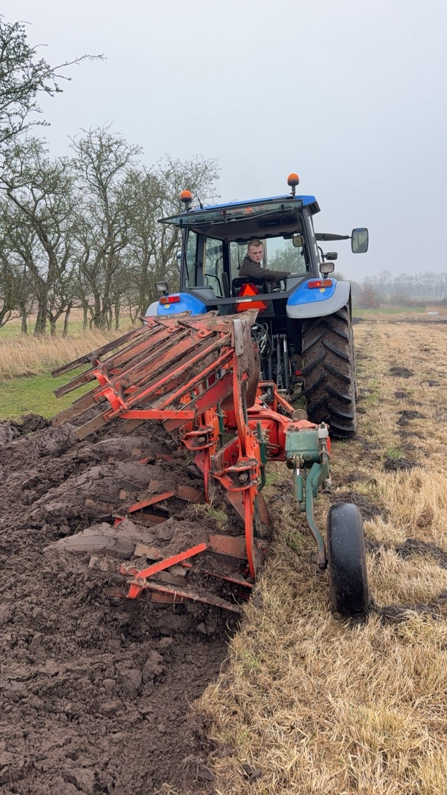 LC-Agro pløjer mark med traktor